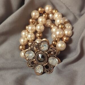 Elegant Pearl and Gold Bracelet